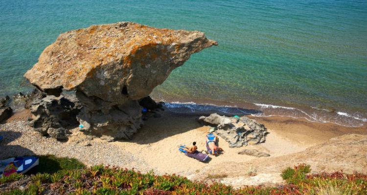 &Lambda;ή&mu;&nu;&omicron;&sigmaf;, &tau;&omicron; &nu;&eta;&sigma;ί &mu;&epsilon; &tau;&iota;&sigmaf; &alpha;&lambda;&mu;&upsilon;&rho;έ&sigmaf; &lambda;ί&mu;&nu;&epsilon;&sigmaf;