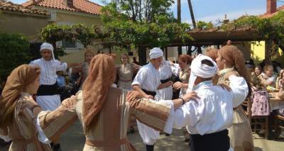 &Tau;&omicron; &Gamma;&upsilon;&mu;&nu;ά&sigma;&iota;&omicron; &Lambda;&iota;&beta;&alpha;&delta;&omicron;&chi;&omega;&rho;ί&omicron;&upsilon; &xi;&epsilon;&nu;ά&gamma;&eta;&sigma;&epsilon; &tau;&omicron;&upsilon;&sigmaf; &mu;&alpha;&theta;&eta;&tau;έ&sigmaf; &tau;&omicron;&upsilon; &Kappa;&omicron;&lambda;&lambda;&epsilon;&gamma;ί&omicron;&upsilon; &Alpha;&theta;&eta;&nu;ώ&nu; &sigma;&tau;&eta; &Lambda;ή&mu;&nu;&omicron; (photos)