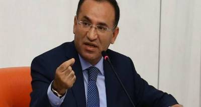 &Eta; &Alpha;&gamma;&kappa;&upsilon;&rho;&alpha; &alpha;&pi;&epsilon;&iota;&lambda;&epsilon;ί &xi;&alpha;&nu;ά &gamma;&iota;&alpha; &tau;&omicron;&upsilon;&sigmaf; &laquo;8&raquo;: &laquo;&Alpha;&pi;ό &epsilon;&delta;ώ &kappa;&alpha;&iota; &pi;έ&rho;&alpha; &theta;&alpha; &sigma;&alpha;&sigmaf; &phi;&epsilon;&rho;ό&mu;&alpha;&sigma;&tau;&epsilon; &tau;&omicron; ί&delta;&iota;&omicron;&raquo;