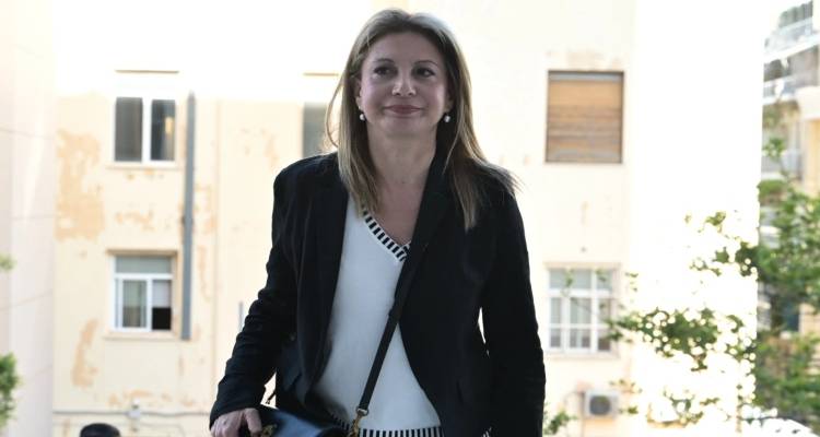 &Sigma;ή&mu;&epsilon;&rho;&alpha; &tau;&alpha; &alpha;&pi;&omicron;&kappa;&alpha;&lambda;&upsilon;&pi;&tau;ή&rho;&iota;&alpha; &tau;&omicron;&upsilon; &kappa;ό&mu;&mu;&alpha;&tau;&omicron;&sigmaf; &tau;&eta;&sigmaf; &Kappa;&alpha;&rho;&upsilon;&sigma;&tau;&iota;&alpha;&nu;&omicron;ύ: &Eta; &laquo;&Epsilon;&lambda;&pi;ί&delta;&alpha;&raquo;, &omicron;&iota; &omicron;&delta;&eta;&gamma;ί&epsilon;&sigmaf; &sigma;&tau;&omicron;&upsilon;&sigmaf; &sigma;&upsilon;&nu;&epsilon;&rho;&gamma;ά&tau;&epsilon;&sigmaf; &tau;&eta;&sigmaf; &kappa;&alpha;&iota; &tau;&omicron; &pi;&rho;ό&sigma;&omega;&pi;&omicron; έ&kappa;&pi;&lambda;&eta;&xi;&eta;