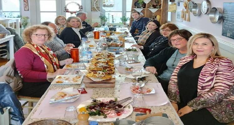 Έ&kappa;&omicron;&psi;&alpha;&nu; &tau;&eta;&nu; &pi;ί&tau;&alpha; &tau;&omicron;&upsilon;&sigmaf; &omicron;&iota; &Delta;&iota;&kappa;&eta;&gamma;ό&rho;&omicron;&iota; &tau;&eta;&sigmaf; &Lambda;ή&mu;&nu;&omicron;&upsilon;