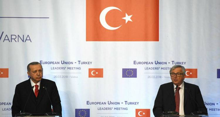 &Pi;&iota;έ&sigma;&epsilon;&iota;&sigmaf; &alpha;&pi;ό &Epsilon;&Epsilon; &gamma;&iota;&alpha; &Epsilon;&lambda;&lambda;ά&delta;&alpha;, &Kappa;ύ&pi;&rho;&omicron; &kappa;&alpha;&iota; &delta;ύ&omicron; &sigma;&tau;&rho;&alpha;&tau;&iota;&omega;&tau;&iota;&kappa;&omicron;ύ&sigmaf;, &kappa;&alpha;&mu;ί&alpha; &delta;έ&sigma;&mu;&epsilon;&upsilon;&sigma;&eta; &alpha;&pi;ό &tau;&omicron;&nu; &Epsilon;&rho;&nu;&tau;&omicron;&gamma;ά&nu;