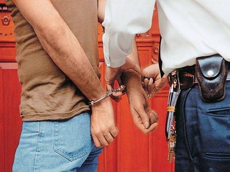 Συνελήφθη ο 22χρονος που διέρρηξε καταστήματα στην αγορά της Μύρινας