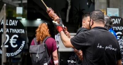 &Sigma;&tau;&alpha; &laquo;&kappa;ά&gamma;&kappa;&epsilon;&lambda;&alpha;&raquo; &omicron;&iota; &Tau;&omicron;ύ&rho;&kappa;&omicron;&iota; &gamma;&iota;&alpha; &tau;&omicron; &kappa;&omicron;&kappa;&omicron;&rho;έ&tau;&sigma;&iota; &kappa;&alpha;&iota; &tau;&omicron; &iota;&mu;ά&mu;: &laquo;&Omicron;&iota; Έ&lambda;&lambda;&eta;&nu;&epsilon;&sigmaf; &delta;&iota;&epsilon;&kappa;&delta;&iota;&kappa;&omicron;ύ&nu; &tau;&eta;&nu; &kappa;&omicron;&upsilon;&zeta;ί&nu;&alpha; &mu;&alpha;&sigmaf;&raquo;