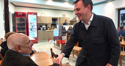 &Delta;&omicron;&upsilon;&delta;&omega;&nu;ή&sigmaf; &alpha;&pi;ό &Alpha;&tau;&sigma;&iota;&kappa;ή &Lambda;ή&mu;&nu;&omicron;&upsilon;: &laquo;&Epsilon;ί&mu;&alpha;&iota; &kappa;&alpha;&iota; &epsilon;ί&mu;&alpha;&sigma;&tau;&epsilon; &epsilon;&delta;ώ &gamma;&iota;&alpha;&tau;ί &upsilon;&pi;ά&rho;&chi;&epsilon;&iota; &mu;&iota;&alpha; &Epsilon;&lambda;&lambda;ά&delta;&alpha; &tau;&eta;&nu; &omicron;&pi;&omicron;ί&alpha; &omicron; &kappa;ύ&rho;&iota;&omicron;&sigmaf; &Mu;&eta;&tau;&sigma;&omicron;&tau;ά&kappa;&eta;&sigmaf; έ&chi;&epsilon;&iota; &xi;&epsilon;&chi;ά&sigma;&epsilon;&iota;&raquo;