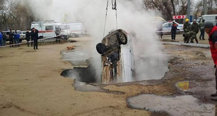 Ρωσία: Φριχτός θάνατος -Ανοιξε η γη και έπεσαν με το αυτοκίνητο σε τρύπα με ζεματιστό νερό [βίντεο]