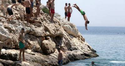 &Kappa;&alpha;ύ&sigma;&omega;&nu;&alpha;&sigmaf; &kappa;&alpha;&iota; &sigma;&tau;&eta;&nu; &Kappa;ύ&pi;&rho;&omicron;: &Sigma;&tau;&omicron;&upsilon;&sigmaf; 43 &beta;&alpha;&theta;&mu;&omicron;ύ&sigmaf; &Kappa;&epsilon;&lambda;&sigma;ί&omicron;&upsilon; &eta; &theta;&epsilon;&rho;&mu;&omicron;&kappa;&rho;&alpha;&sigma;ί&alpha;