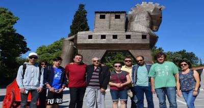 &Tau;&alpha;&xi;ί&delta;&iota; &sigma;&tau;&eta;&nu; &Tau;&omicron;&upsilon;&rho;&kappa;ί&alpha; &pi;&rho;&alpha;&gamma;&mu;&alpha;&tau;&omicron;&pi;&omicron;ί&eta;&sigma;&alpha;&nu; &omicron;&iota; &mu;&alpha;&theta;&eta;&tau;έ&sigmaf; &tau;&omicron;&upsilon; &Epsilon;&Pi;&Alpha;&Lambda; &Mu;&omicron;ύ&delta;&rho;&omicron;&upsilon;