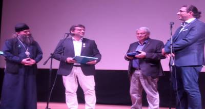 &Sigma;&tau;&omicron; &Mu;&alpha;&rho;&omicron;ύ&lambda;&alpha; &sigma;&upsilon;&nu;&epsilon;&chi;ί&sigma;&tau;&eta;&kappa;&alpha;&nu; &epsilon;&chi;&theta;έ&sigmaf; &omicron;&iota; 14&epsilon;&sigmaf; &Eta;&mu;έ&rho;&epsilon;&sigmaf; &Rho;&omega;&sigma;&sigma;&omicron;&epsilon;&lambda;&lambda;&eta;&nu;&iota;&kappa;ή&sigmaf; &Phi;&iota;&lambda;ί&alpha;&sigmaf; (photos)