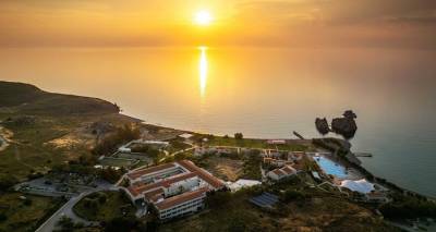 mikri-aggelia-to-porto-myrina-anazita-kamarieres