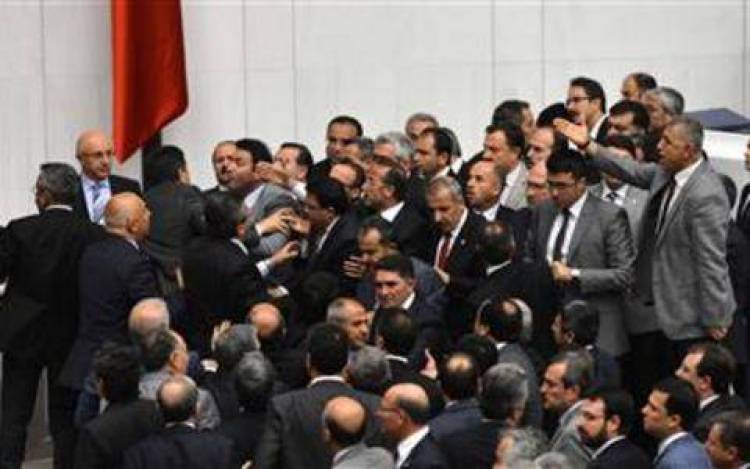 Άγριο ξύλο στην τουρκική Βουλή