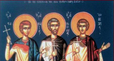 &Mu;&eta;&tau;&rho;ό&pi;&omicron;&lambda;&eta; &Lambda;ή&mu;&nu;&omicron;&upsilon;: &laquo;&Omicron;&iota; &Tau;&rho;&epsilon;&iota;&sigmaf; &Sigma;&pi;&epsilon;&tau;&sigma;&iota;ώ&tau;&epsilon;&sigmaf; &Nu;&epsilon;&omicron;&mu;ά&rho;&tau;&upsilon;&rho;&epsilon;&sigmaf; &kappa;&alpha;&iota; &Epsilon;&theta;&nu;&omicron;&mu;ά&rho;&tau;&upsilon;&rho;&epsilon;&sigmaf;&raquo;