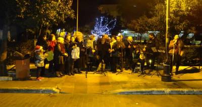 &Eta; &Mu;ύ&rho;&iota;&nu;&alpha; &alpha;&pi;&omicron;&chi;&alpha;&iota;&rho;&epsilon;&tau;ά &tau;&omicron; 2015 &kappa;&alpha;&iota; &kappa;&alpha;&lambda;&omega;&sigma;&omicron;&rho;ί&zeta;&epsilon;&iota; &tau;&eta; &nu;έ&alpha; &chi;&rho;&omicron;&nu;&iota;ά (photos)