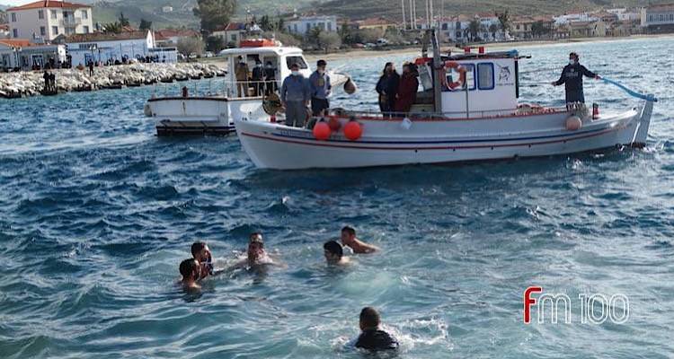 Γιατί ρίχνουμε τον Σταυρό στη θάλασσα τα Θεοφάνια