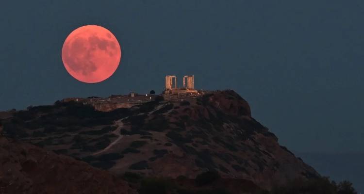 Πανσέληνος Σεπτεμβρίου: Μάγεψε το «φεγγάρι του καλαμποκιού» -Φανταστικές εικόνες από Ακρόπολη και Σούνιο