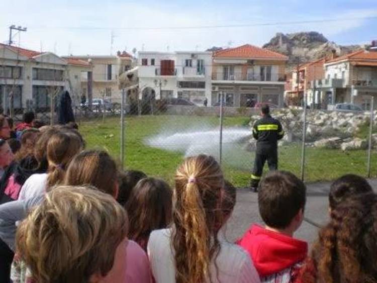 Η Πυροσβεστική Υπηρεσία στο 2ο Δημοτικό Σχολείο Μύρινας (mp3 + photos)
