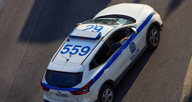 Ί&lambda;&iota;&omicron;&nu;: &Sigma;&epsilon; &kappa;&rho;ί&sigma;&iota;&mu;&eta; &kappa;&alpha;&tau;ά&sigma;&tau;&alpha;&sigma;&eta; &eta;&lambda;&iota;&kappa;&iota;&omega;&mu;έ&nu;&omicron;&sigmaf; &pi;&omicron;&upsilon; &pi;ή&gamma;&epsilon; &nu;&alpha; &mu;&alpha;&zeta;έ&psi;&epsilon;&iota; &lambda;&epsilon;&mu;ό&nu;&iota;&alpha; &alpha;&pi;ό &alpha;&upsilon;&lambda;ή &kappa;&alpha;&iota; &tau;&omicron;&nu; έ&sigma;&pi;&rho;&omega;&xi;&epsilon; &omicron; &iota;&delta;&iota;&omicron;&kappa;&tau;ή&tau;&eta;&sigmaf;