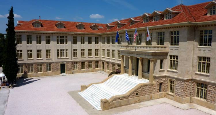 &Tau;&omicron; &Kappa;&omicron;&lambda;&lambda;έ&gamma;&iota;&omicron; &Alpha;&theta;&eta;&nu;ώ&nu; &laquo;&tau;&alpha;&xi;&iota;&delta;&epsilon;ύ&epsilon;&iota;&raquo; &sigma;&tau;&eta; &Lambda;ή&mu;&nu;&omicron;