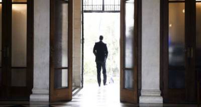 &Mu;&omicron;&upsilon;&delta;&iota;&alpha;&sigma;&mu;έ&nu;&omicron;&iota; &sigma;&epsilon; &kappa;&upsilon;&beta;έ&rho;&nu;&eta;&sigma;&eta; &kappa;&alpha;&iota; &Sigma;&Upsilon;&Rho;&Iota;&Zeta;&Alpha; &mu;&pi;&rho;&omicron;&sigma;&tau;ά &sigma;&tau;&omicron; &alpha;&delta;&iota;έ&xi;&omicron;&delta;&omicron;: E&pi;ώ&delta;&upsilon;&nu;&eta; &sigma;&upsilon;&mu;&phi;&omega;&nu;ί&alpha; ή &epsilon;&kappa;&lambda;&omicron;&gamma;έ&sigmaf;