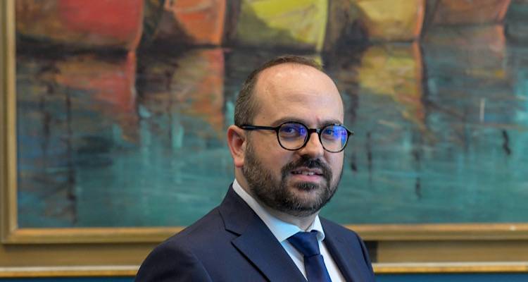 &Lambda;ή&mu;&nu;&omicron;&sigmaf;: &Omicron; &Mu;.&Kappa;&omicron;&upsilon;&tau;&omicron;&upsilon;&lambda;ά&kappa;&eta;&sigmaf;, &Gamma;.&Gamma;.  &Alpha;&iota;&gamma;&alpha;ί&omicron;&upsilon; &kappa;&alpha;&iota; &Nu;&eta;&sigma;&iota;&omega;&tau;&iota;&kappa;ή&sigmaf; &Pi;&omicron;&lambda;&iota;&tau;&iota;&kappa;ή&sigmaf; &epsilon;&kappa;&pi;&rho;ό&sigma;&omega;&pi;&omicron;&sigmaf; &tau;&eta;&sigmaf; &kappa;&upsilon;&beta;έ&rho;&nu;&eta;&sigma;&eta;&sigmaf; &sigma;&tau;&iota;&sigmaf; &epsilon;&omicron;&rho;&tau;&alpha;&sigma;&tau;&iota;&kappa;έ&sigmaf; &epsilon;&kappa;&delta;&eta;&lambda;ώ&sigma;&epsilon;&iota;&sigmaf; &tau;&eta;&sigmaf; &Epsilon;&theta;&nu;&iota;&kappa;ή&sigmaf; &Epsilon;&pi;&epsilon;&tau;&epsilon;ί&omicron;&upsilon;