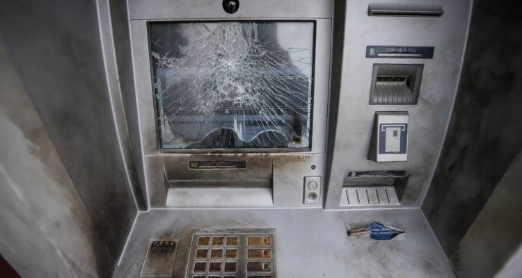 Κακοποιοί με βαρύ οπλισμό ανατίναξαν ΑΤΜ τα ξημερώματα, στον Ισθμό Κορίνθου