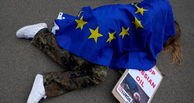 &Epsilon;&mu;&pi;ά&rho;&gamma;&kappa;&omicron; &sigma;&tau;&omicron; &rho;&omega;&sigma;&iota;&kappa;ό &pi;&epsilon;&tau;&rho;έ&lambda;&alpha;&iota;&omicron;: &Tau;&alpha; &delta;ύ&omicron; &sigma;&epsilon;&nu;ά&rho;&iota;&alpha; &pi;&omicron;&upsilon; &epsilon;&xi;&epsilon;&tau;ά&zeta;&epsilon;&iota; &eta; &Epsilon;&Epsilon; &gamma;&iota;&alpha; &nu;&alpha; &kappa;ά&mu;&psi;&epsilon;&iota; &tau;&iota;&sigmaf; &alpha;&nu;&tau;&iota;&rho;&rho;ή&sigma;&epsilon;&iota;&sigmaf; &tau;&eta;&sigmaf; &Omicron;&upsilon;&gamma;&gamma;&alpha;&rho;ί&alpha;&sigmaf;