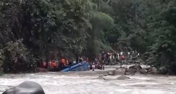 Τραγωδία στην Ινδονησία: 25 νεκροί και 14 τραυματίες από πτώση λεωφορείου σε χαράδρα [βίντεο]