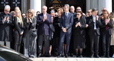 &Eta; &Epsilon;&lambda;&lambda;ά&delta;&alpha; &alpha;&pi;&omicron;&chi;&alpha;&iota;&rho;έ&tau;&eta;&sigma;&epsilon; &tau;&eta; &Mu;&alpha;&rho;&iota;&nu;έ&lambda;&lambda;&alpha;: Ή&tau;&alpha;&nu; ό&lambda;&omicron;&iota; &epsilon;&kappa;&epsilon;ί, &beta;&alpha;&theta;&iota;ά &sigma;&upsilon;&gamma;&kappa;&iota;&nu;&eta;&mu;έ&nu;&omicron;&iota; | &Omicron;&iota; &sigma;&upsilon;&gamma;&kappa;&lambda;&omicron;&nu;&iota;&sigma;&tau;&iota;&kappa;&omicron;ί &epsilon;&pi;&iota;&kappa;ή&delta;&epsilon;&iota;&omicron;&iota; &Alpha;&lambda;&epsilon;&xi;ί&omicron;&upsilon;-&Nu;&tau;&alpha;&lambda;ά&rho;&alpha;