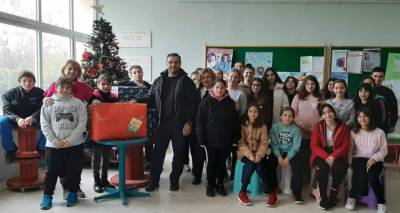 &Tau;&omicron; &Gamma;&upsilon;&mu;&nu;ά&sigma;&iota;&omicron; &Mu;&omicron;ύ&delta;&rho;&omicron;&upsilon; &mu;&omicron;&iota;&rho;ά&zeta;&epsilon;&iota; &chi;&alpha;&rho;ά &sigma;&tau;&alpha; &pi;&alpha;&iota;&delta;&iota;ά &tau;&eta;&sigmaf; &laquo;&Kappa;&iota;&beta;&omega;&tau;&omicron;ύ &tau;&omicron;&upsilon; &Kappa;ό&sigma;&mu;&omicron;&upsilon;&raquo;! (photos)