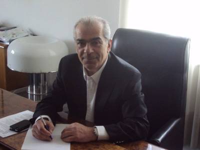 &Pi;&alpha;&rho;&alpha;&iota;&tau;ή&theta;&eta;&kappa;&epsilon; &kappa;&alpha;&iota; &omicron; &Delta;&eta;&mu;ή&tau;&rho;&eta;&sigmaf; &Sigma;&tau;&alpha;&mu;ά&tau;&eta;&sigmaf; &alpha;&pi;ό &tau;&omicron;&upsilon;&sigmaf; &Alpha;&nu;&epsilon;&xi;ά&rho;&tau;&eta;&tau;&omicron;&upsilon;&sigmaf; Έ&lambda;&lambda;&eta;&nu;&epsilon;&sigmaf;