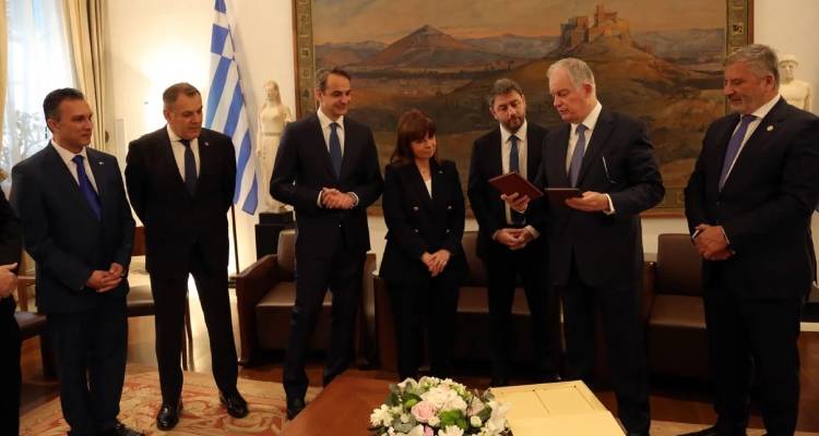 &Psi;&upsilon;&chi;&rho;ό&tau;&eta;&tau;&alpha; &mu;&epsilon;&tau;&alpha;&xi;ύ &Mu;&eta;&tau;&sigma;&omicron;&tau;ά&kappa;&eta;-&Alpha;&nu;&delta;&rho;&omicron;&upsilon;&lambda;ά&kappa;&eta; &sigma;&tau;&eta;&nu; &pi;&rho;ώ&tau;&eta; &sigma;&upsilon;&nu;ά&nu;&tau;&eta;&sigma;&eta; &mu;&epsilon;&tau;ά &tau;&eta;&nu; &pi;&rho;ό&tau;&alpha;&sigma;&eta; &gamma;&iota;&alpha; &pi;&rho;&omega;&theta;&upsilon;&pi;&omicron;&upsilon;&rho;&gamma;ό &laquo;ά&gamma;&nu;&omega;&sigma;&tau;&omicron; &Chi;&raquo;