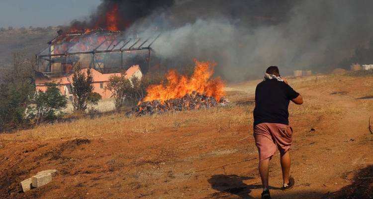 &Mu;&epsilon;&gamma;ά&lambda;&eta; &phi;&omega;&tau;&iota;ά &sigma;&tau;&eta;&nu; &Kappa;&epsilon;&rho;&alpha;&tau;έ&alpha;, &sigma;&pi;ί&tau;&iota;&alpha; έ&chi;&omicron;&upsilon;&nu; &pi;&alpha;&rho;&alpha;&delta;&omicron;&theta;&epsilon;ί &sigma;&tau;&iota;&sigmaf; &phi;&lambda;ό&gamma;&epsilon;&sigmaf; | &Mu;&pi;&alpha;&rho;ά&zeta; 112, &epsilon;&kappa;&kappa;&epsilon;&nu;ώ&nu;&epsilon;&tau;&alpha;&iota; &kappa;&alpha;&iota; &eta; &Pi;&alpha;&lambda;&alpha;&iota;ά &Phi;ώ&kappa;&alpha;&iota;&alpha;