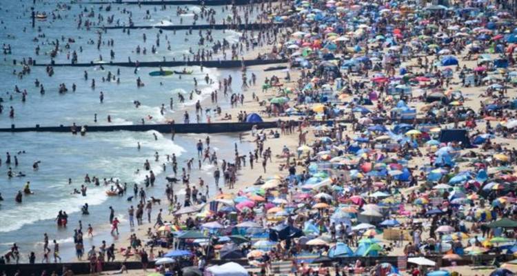 Βρετανία: “Θα κλείσουμε τις παραλίες αν συνεχιστεί το χάος” | Προειδοποιεί η κυβέρνηση μετά τις ανησυχητικές εικόνες