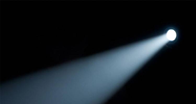 Όλα στο φως… και το μαχαίρι στο κόκαλο με ή χωρίς κουκούλα