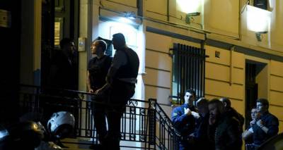 &Delta;&omicron;&lambda;&omicron;&phi;&omicron;&nu;ί&alpha; &Zeta;&alpha;&phi;&epsilon;&iota;&rho;ό&pi;&omicron;&upsilon;&lambda;&omicron;&upsilon;: &Sigma;&tau;&iota;&sigmaf; &phi;&upsilon;&lambda;&alpha;&kappa;έ&sigmaf; &Kappa;&omicron;&rho;&upsilon;&delta;&alpha;&lambda;&lambda;&omicron;ύ &alpha;&nu;&alpha;&zeta;&eta;&tau;&omicron;ύ&nu; &tau;&omicron;&upsilon;&sigmaf; &eta;&theta;&iota;&kappa;&omicron;ύ&sigmaf; &alpha;&upsilon;&tau;&omicron;&upsilon;&rho;&gamma;&omicron;ύ&sigmaf;