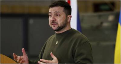 &Pi;ό&lambda;&epsilon;&mu;&omicron;&sigmaf; &Omicron;&upsilon;&kappa;&rho;&alpha;&nu;ί&alpha;: &Eta; &Rho;&omega;&sigma;ί&alpha; &beta;&omicron;&mu;&beta;&alpha;&rho;&delta;ί&zeta;&epsilon;&iota; &sigma;&tau;&alpha; &alpha;&nu;&alpha;&tau;&omicron;&lambda;&iota;&kappa;ά, &omicron; &Zeta;&epsilon;&lambda;έ&nu;&sigma;&kappa;&iota; &zeta;&eta;&tau;ά &nu;&alpha; έ&rho;&theta;&epsilon;&iota; &pi;&iota;&omicron; &gamma;&rho;ή&gamma;&omicron;&rho;&alpha; &sigma;&tau;&rho;&alpha;&tau;&iota;&omega;&tau;&iota;&kappa;ή &beta;&omicron;ή&theta;&epsilon;&iota;&alpha;