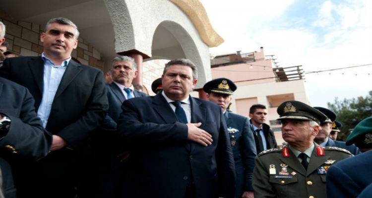 &Sigma;&tau;&alpha; Ί&mu;&iota;&alpha; &omicron; &Pi;. &Kappa;&alpha;&mu;&mu;έ&nu;&omicron;&sigmaf; &gamma;&iota;&alpha; &tau;&omicron; &mu;&nu;&eta;&mu;ό&sigma;&upsilon;&nu;&omicron; &tau;&omega;&nu; &pi;&epsilon;&sigma;ό&nu;&tau;&omega;&nu;