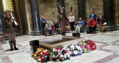 &Eta; &epsilon;&kappa;&alpha;&tau;&omicron;&nu;&tau;&alpha;&epsilon;&tau;&eta;&rho;ί&delta;&alpha; &tau;&eta;&sigmaf; &Alpha;&nu;&alpha;&kappa;&omega;&chi;ή&sigmaf; &tau;&omicron;&upsilon; &Mu;&omicron;ύ&delta;&rho;&omicron;&upsilon; &gamma;&iota;&omicron;&rho;&tau;ά&sigma;&tau;&eta;&kappa;&epsilon; &sigma;&tau;&omicron; &mu;&nu;&eta;&mu;&epsilon;ί&omicron; &tau;&omega;&nu; &Eta;&rho;ώ&omega;&nu; &tau;&eta;&sigmaf; &Mu;&epsilon;&lambda;&beta;&omicron;ύ&rho;&nu;&eta;&sigmaf;