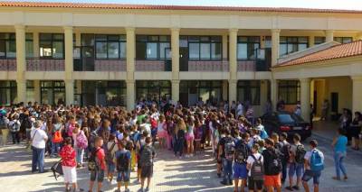 &Lambda;ή&mu;&nu;&omicron;&sigmaf;: &Kappa;&lambda;&epsilon;&iota;&sigma;&tau;ά &kappa;&alpha;&iota; &alpha;ύ&rho;&iota;&omicron; &tau;&alpha; &sigma;&chi;&omicron;&lambda;&epsilon;ί&alpha; ό&lambda;&omega;&nu; &tau;&omega;&nu; &beta;&alpha;&theta;&mu;ί&delta;&omega;&nu;