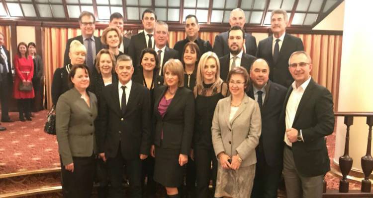 &Sigma;&tau;&eta; &Mu;ό&sigma;&chi;&alpha; &epsilon;&kappa;&pi;&rho;ό&sigma;&omega;&pi;&omicron;&iota; &tau;&eta;&sigmaf; &Pi;&epsilon;&rho;&iota;&phi;έ&rho;&epsilon;&iota;&alpha;&sigmaf; &Beta;. &Alpha;&iota;&gamma;&alpha;ί&omicron;&upsilon; &gamma;&iota;&alpha; &tau;&eta;&nu; &pi;&rho;ώ&tau;&eta; &delta;&rho;ά&sigma;&eta; &tau;&omicron;&upsilon; Έ&tau;&omicron;&upsilon;&sigmaf; &Tau;&omicron;&upsilon;&rho;&iota;&sigma;&mu;&omicron;ύ &Epsilon;&lambda;&lambda;ά&delta;&alpha;&sigmaf; - &Rho;&omega;&sigma;ί&alpha;&sigmaf;