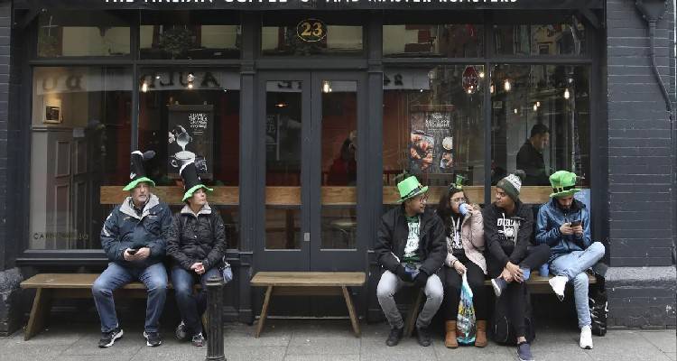 &Iota;&rho;&lambda;&alpha;&nu;&delta;ί&alpha;: &Alpha;&nu;&eta;&sigma;&upsilon;&chi;&eta;&tau;&iota;&kappa;ή &alpha;ύ&xi;&eta;&sigma;&eta; &tau;&omega;&nu; &epsilon;&iota;&sigma;&alpha;&gamma;&omega;&gamma;ώ&nu; &mu;&epsilon; &kappa;&omicron;&rho;&omega;&nu;&omicron;ϊό | &laquo;&Kappa;&alpha;&lambda;&pi;ά&zeta;&epsilon;&iota;&raquo; &eta; &upsilon;&pi;&omicron;&pi;&alpha;&rho;&alpha;&lambda;&lambda;&alpha;&gamma;ή &tau;&eta;&sigmaf; Ό&mu;&iota;&kappa;&rho;&omicron;&nu;