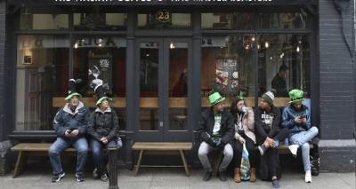 &Iota;&rho;&lambda;&alpha;&nu;&delta;ί&alpha;: &Alpha;&nu;&eta;&sigma;&upsilon;&chi;&eta;&tau;&iota;&kappa;ή &alpha;ύ&xi;&eta;&sigma;&eta; &tau;&omega;&nu; &epsilon;&iota;&sigma;&alpha;&gamma;&omega;&gamma;ώ&nu; &mu;&epsilon; &kappa;&omicron;&rho;&omega;&nu;&omicron;ϊό | &laquo;&Kappa;&alpha;&lambda;&pi;ά&zeta;&epsilon;&iota;&raquo; &eta; &upsilon;&pi;&omicron;&pi;&alpha;&rho;&alpha;&lambda;&lambda;&alpha;&gamma;ή &tau;&eta;&sigmaf; Ό&mu;&iota;&kappa;&rho;&omicron;&nu;