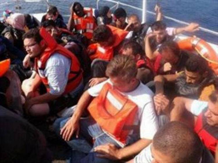 Πουλούν σωσίβια σε όσους διασχίζουν το Αιγαίο