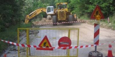 Ταλαιπωρία περιμένει τους οδηγούς την επόμενη εβδομάδα. | Κλείνει ο δρόμος στην είσοδο του λιμανιού της Μύρινας.