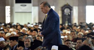 Προκλητικός ξανά ο Ερντογάν: Προσκύνημα και ανάγνωση προσευχής στην Αγία Σοφία