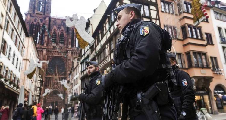 &Sigma;&upsilon;&nu;&alpha;&gamma;&epsilon;&rho;&mu;ό&sigmaf; &sigma;&tau;&eta; &Delta;ύ&sigma;&eta; &gamma;&iota;&alpha; &nu;έo &kappa;ύ&mu;&alpha; &iota;&sigma;&lambda;&alpha;&mu;&iota;&kappa;ή&sigmaf; &tau;&rho;&omicron;&mu;&omicron;&kappa;&rho;&alpha;&tau;ί&alpha;&sigmaf;: &Alpha;&lambda; &Kappa;ά&iota;&nu;&tau;&alpha; &kappa;&alpha;&iota; ISIS &kappa;&alpha;&lambda;&omicron;ύ&nu; &sigma;&epsilon; &epsilon;&pi;&iota;&theta;έ&sigma;&epsilon;&iota;&sigmaf; &kappa;&alpha;&tau;ά &laquo;&alpha;&pi;ί&sigma;&tau;&omega;&nu;&raquo;