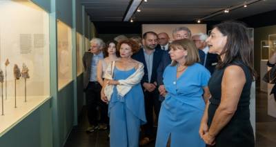 &Pi;&alpha;&rho;&omicron;&upsilon;&sigma;ί&alpha; &tau;&eta;&sigmaf; &Pi;&rho;&omicron;έ&delta;&rho;&omicron;&upsilon; &tau;&eta;&sigmaf; &Delta;&eta;&mu;&omicron;&kappa;&rho;&alpha;&tau;ί&alpha;&sigmaf; &kappa; &Kappa;&alpha;&tau;&epsilon;&rho;ί&nu;&alpha;&sigmaf; &Sigma;&alpha;&kappa;&epsilon;&lambda;&alpha;&rho;&omicron;&pi;&omicron;ύ&lambda;&omicron;&upsilon; &tau;&alpha; &epsilon;&gamma;&kappa;&alpha;ί&nu;&iota;&alpha; &tau;&eta;&sigmaf; έ&kappa;&theta;&epsilon;&sigma;&eta;&sigmaf; &tau;&eta;&sigmaf; &Pi;&epsilon;&rho;&iota;&phi;έ&rho;&epsilon;&iota;&alpha;&sigmaf; &sigma;&tau;&omicron; &Mu;&omicron;&upsilon;&sigma;&epsilon;ί&omicron; &Mu;&pi;&epsilon;&nu;ά&kappa;&eta;