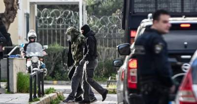 &Pi;&rho;&omicron;&phi;&upsilon;&lambda;&alpha;&kappa;ί&sigma;&tau;&eta;&kappa;&alpha;&nu; &omicron;&iota; 6 &kappa;&alpha;&tau;&eta;&gamma;&omicron;&rho;&omicron;ύ&mu;&epsilon;&nu;&omicron;&iota; &gamma;&iota;&alpha; &tau;&eta; &laquo;&Sigma;ύ&mu;&pi;&rho;&alpha;&xi;&eta; &Epsilon;&kappa;&delta;ί&kappa;&eta;&sigma;&eta;&sigmaf;&raquo; | A&nu;ά&mu;&epsilon;&sigma;ά &tau;&omicron;&upsilon;&sigmaf; &kappa;&alpha;&iota; &omicron;&iota; &delta;&upsilon;&omicron; &sigma;&tau;&rho;&alpha;&tau;&iota;&omega;&tau;&iota;&kappa;&omicron;ί