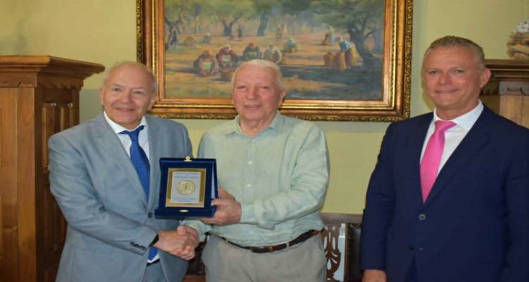 &Sigma;&upsilon;&nu;ά&nu;&tau;&eta;&sigma;&eta; &tau;&omicron;&upsilon; &Pi;&epsilon;&rho;&iota;&phi;&epsilon;&rho;&epsilon;&iota;ά&rho;&chi;&eta; &Beta;&omicron;&rho;&epsilon;ί&omicron;&upsilon; &Alpha;&iota;&gamma;&alpha;ί&omicron;&upsilon; &mu;&epsilon; &tau;&eta;&nu; &eta;&gamma;&epsilon;&sigma;ί&alpha; &tau;&omicron;&upsilon; &Upsilon;&pi;&omicron;&upsilon;&rho;&gamma;&epsilon;ί&omicron;&upsilon; &Nu;&alpha;&upsilon;&tau;&iota;&lambda;ί&alpha;&sigmaf;