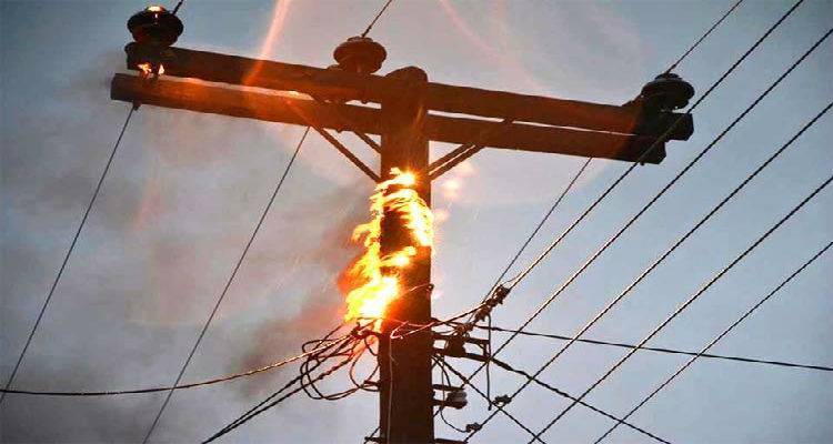 Φωτιά πριν από λίγο σε στύλο της ΔΕΗ στον Εβγάτη